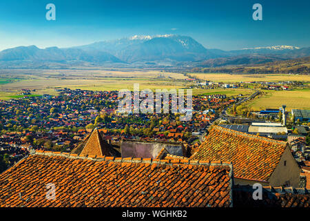 Maestoso paesaggio urbano in autunno con Piatra Craiului alte montagne sullo sfondo dal castello Rasnov vicino a Brasov, Rasnov, Transilvania, Romania, Europa Foto Stock