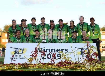 Western Tempesta di Heather Knight (centro) celebra con il trofeo con i compagni di squadra dopo aver vinto durante la Kia Super League finale al 1° Central County Ground, Hove. Foto Stock