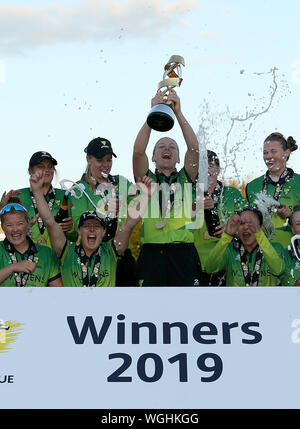 Western Tempesta di Heather Knight (centro) celebra con il trofeo con i compagni di squadra dopo aver vinto durante la Kia Super League finale al 1° Central County Ground, Hove. Foto Stock