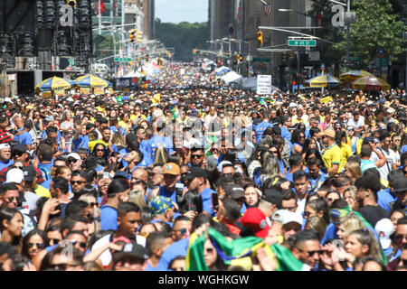 New York, Stati Uniti. 01 Sep, 2019. Pubblico occupa la sesta Avenue durante il giorno brasiliano New York 2019 nella città di New York negli Stati Uniti questa Domenica, 01. Credito: Brasile Photo Press/Alamy Live News Foto Stock