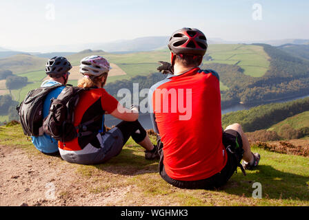 Gli amanti della mountain bike a cavallo lungo il Regno Unito è di nuovo Grande Nord Trail, a 800 miglia di distanza off-road percorso ciclabile da Middleton Top, Wirksworth, Derbyshire attraverso il Peak District per tutto il tragitto fino a Cape Wrath o John O'Semole, Scozia. Foto Stock