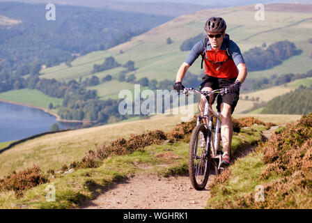 Gli amanti della mountain bike a cavallo lungo il Regno Unito è di nuovo Grande Nord Trail, a 800 miglia di distanza off-road percorso ciclabile da Middleton Top, Wirksworth, Derbyshire attraverso il Peak District per tutto il tragitto fino a Cape Wrath o John O'Semole, Scozia. Foto Stock