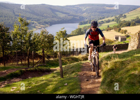 Gli amanti della mountain bike a cavallo lungo il Regno Unito è di nuovo Grande Nord Trail, a 800 miglia di distanza off-road percorso ciclabile da Middleton Top, Wirksworth, Derbyshire attraverso il Peak District per tutto il tragitto fino a Cape Wrath o John O'Semole, Scozia. Foto Stock