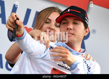 Erfurt, Germania. 01 Sep, 2019. Escursioni in bicicletta: UCI Europaserie - Germania Tour, fase 4, Eisenach - Erfurt (159, 50 km). Svizzero Marc Hirschi da Team La Ragnatela Solare cheers in maglia bianca del miglior giovane pilota sul podio. Credito: Bernd Thissen/dpa/Alamy Live News Foto Stock