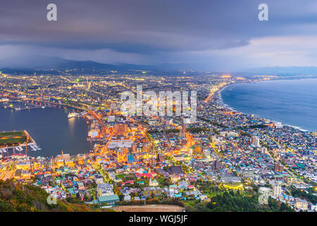 Hakodate, Hokkaido, Giappone skyline della città da Mt. Hakodate al tramonto nella stagione autunnale. Foto Stock