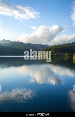 Paesaggio di montagna. bellissimo lago di montagna con la riflessione di nuvole Foto Stock