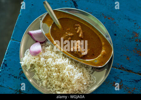 Indiano curry di montone con riso a livello locale dhaba in Himalaya - Foto Stock