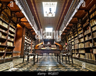 Antica biblioteca presso il monastero e il museo di San Francisco a Lima in Perù Foto Stock