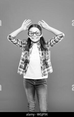 Occhiali da sole accessorio di fantasia. Ragazza ragazzo indossare occhiali. Ottica e la vista di trattamento. Effettivo esercizio occhi lo zoom. Bambino felice con buona visione. La vista e la salute dell'occhio. Migliorare la vista. Foto Stock