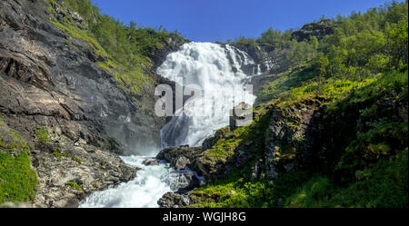 Cascata Kjosfossen, cascata vicino Fureberget, rocce, alberi, sky, Flåm, Sogn og Fjordane, Norvegia, Scandinavia, Europa, né, viaggi, turismo, de Foto Stock