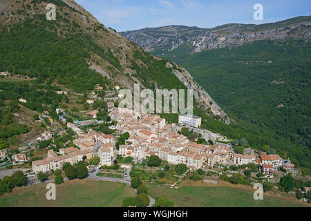 VISTA AEREA. Borgo medievale di Cipières arroccato sopra la valle Loup. Alpes-Maritimes, Provence-Alpes-Côte d'Azur, Francia. Foto Stock