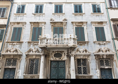 Vecchio usurato facciata di edificio a Livorno, Italia Foto Stock