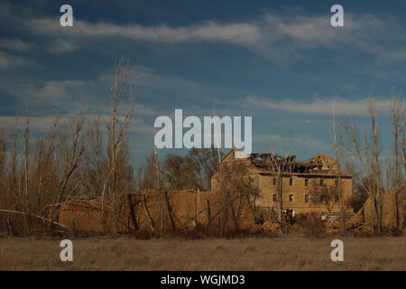 Antigua fabrica de harinas en Tierra de Campos, cerca de Villagarcia de Campos, Valladolid, Castilla y Leon, España Foto Stock