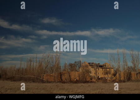 Antigua fabrica de harinas en Tierra de Campos, cerca de Villagarcia de Campos, Valladolid, Castilla y Leon, España Foto Stock