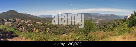 Bellissimo paesaggio di montagna panorama in Corsica, Francia. Valle di Sartene e Porcareccia villaggi. Foto Stock