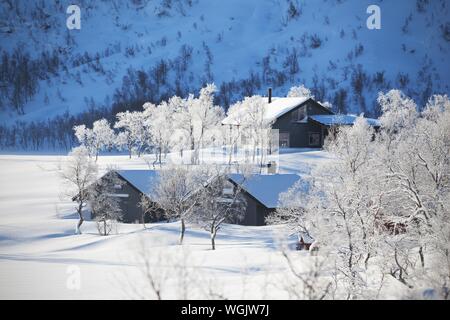 Tradizionale norvegese casa in legno e le montagne in distanza. Norvegia. world travel Foto Stock