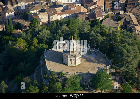 VISTA AEREA. Notre-Dame Cappella che domina la città vecchia di Forcalquier. Alpes de Haute-Provence, Francia.