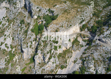 VISTA AEREA. Strada pittoresca su una scogliera tra il villaggio di Gréolières e la stazione sciistica di Gréolières-les-Neiges. Alpes-Maritimes, Francia. Foto Stock