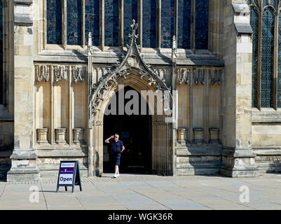 Uomo che cammina al di fuori della Chiesa della Santa Trinità di Hull, East Yorkshire, Inghilterra, Regno Unito Foto Stock