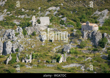 VISTA AEREA. Borgo arroccato abbandonato di Hautes-Gréolières. Gréolières, Alpes-Maritimes, Provence-Alpes-Côte d'Azur, Francia. Foto Stock