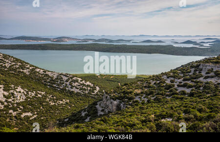 Vista panoramica sul lago di Vrana e delle isole di Kornati sul retro Foto Stock
