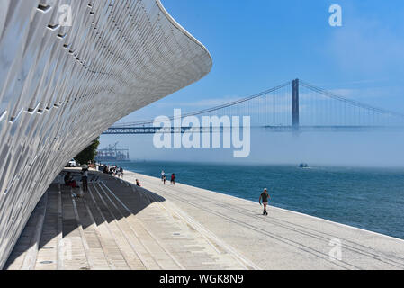 Lisbona, Portogallo - Luglio 25, 2019: Viste lungo il fiume Tago dal Museo MAAT a Belem Foto Stock