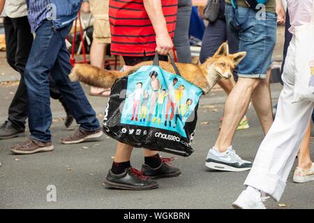 (190901) -- Lille (Francia), Sett. 1, 2019 (Xinhua) -- la gente visita annuale di Lille Braderie di Lille in Francia settentrionale, il 31 agosto, 2019. La Braderie Lille il mercato delle pulci si è svolta dal 31 agosto al 7 settembre 1. Come uno dei più grandi mercati delle pulci in Europa, quest'anno l'evento ha attirato circa 2,5 milioni di visitatori. (Foto di Sebastien Courdji/Xinhua) Foto Stock