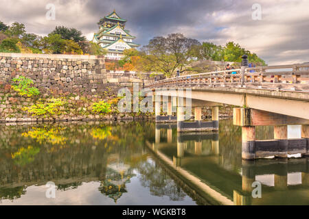 Osaka in Giappone a Osaka principale del castello di mantenere durante una giornata autunnale. Foto Stock