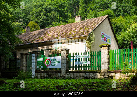 Tourist negozio di souvenirs e exhibition building in Bükk National Park, Szalajka-völgy, Ungheria Foto Stock