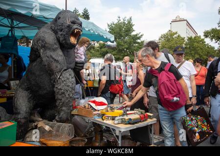 (190901) -- Lille (Francia), Sett. 1, 2019 (Xinhua) -- la gente visita annuale di Lille Braderie di Lille in Francia settentrionale, il 31 agosto, 2019. La Braderie Lille il mercato delle pulci si è svolta dal 31 agosto al 7 settembre 1. Come uno dei più grandi mercati delle pulci in Europa, quest'anno l'evento ha attirato circa 2,5 milioni di visitatori. (Foto di Sebastien Courdji/Xinhua) Foto Stock