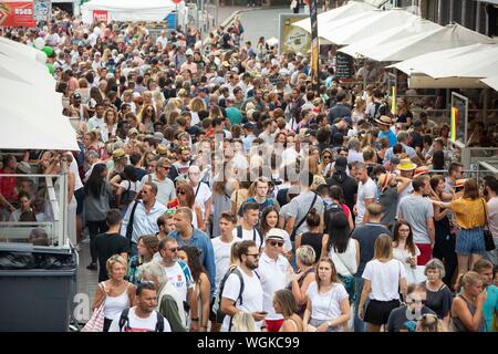 (190901) -- Lille (Francia), Sett. 1, 2019 (Xinhua) -- la gente visita annuale di Lille Braderie di Lille in Francia settentrionale, il 31 agosto, 2019. La Braderie Lille il mercato delle pulci si è svolta dal 31 agosto al 7 settembre 1. Come uno dei più grandi mercati delle pulci in Europa, quest'anno l'evento ha attirato circa 2,5 milioni di visitatori. (Foto di Sebastien Courdji/Xinhua) Foto Stock