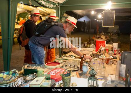 (190901) -- Lille (Francia), Sett. 1, 2019 (Xinhua) -- la gente visita annuale di Lille Braderie di Lille in Francia settentrionale, il 31 agosto, 2019. La Braderie Lille il mercato delle pulci si è svolta dal 31 agosto al 7 settembre 1. Come uno dei più grandi mercati delle pulci in Europa, quest'anno l'evento ha attirato circa 2,5 milioni di visitatori. (Foto di Sebastien Courdji/Xinhua) Foto Stock