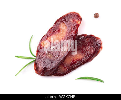 Cavallo di fetta di salsiccia con rosmarino e pepe. Gustosa salsiccia secca, close-up, isolato su sfondo bianco. Foto Stock