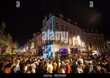 (190901) -- Lille (Francia), Sett. 1, 2019 (Xinhua) -- la gente visita annuale di Lille Braderie di Lille in Francia settentrionale, il 31 agosto, 2019. La Braderie Lille il mercato delle pulci si è svolta dal 31 agosto al 7 settembre 1. Come uno dei più grandi mercati delle pulci in Europa, quest'anno l'evento ha attirato circa 2,5 milioni di visitatori. (Foto di Sebastien Courdji/Xinhua) Foto Stock