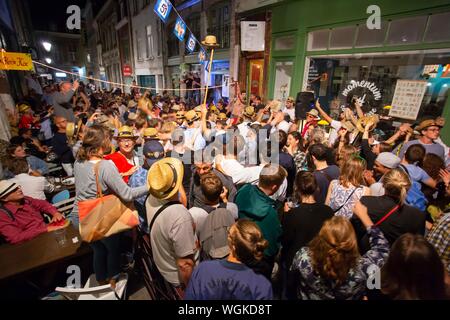 (190901) -- Lille (Francia), Sett. 1, 2019 (Xinhua) -- la gente visita annuale di Lille Braderie di Lille in Francia settentrionale, il 31 agosto, 2019. La Braderie Lille il mercato delle pulci si è svolta dal 31 agosto al 7 settembre 1. Come uno dei più grandi mercati delle pulci in Europa, quest'anno l'evento ha attirato circa 2,5 milioni di visitatori. (Foto di Sebastien Courdji/Xinhua) Foto Stock