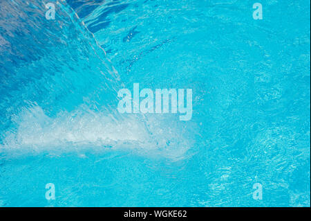 Cascata a caldo in piscina termale closeup Foto Stock