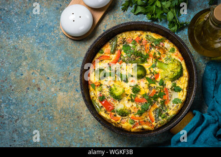 Frittata con verdure fresche in padella. Foto Stock