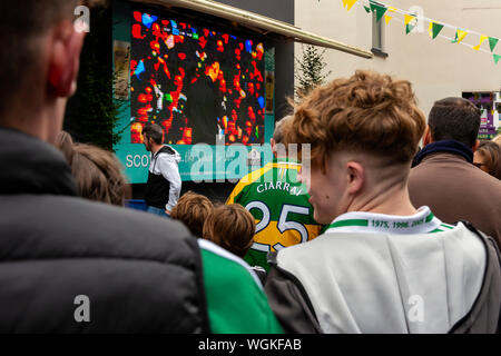 I tifosi del Kerry Gaelic guardano una partita su un grande schermo all'aperto presso lo Scott's Hotel, Killarney, County Kerry, Irlanda, dal 2019 Foto Stock