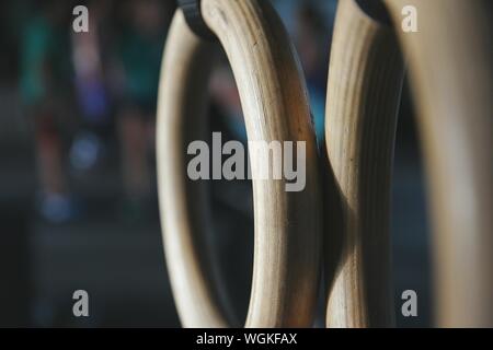 Close-up di legno anelli di ginnastica in palestra