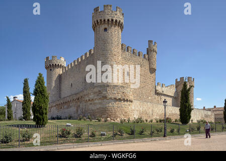 La Flor de Lis, castello nella città di Olmillos de Sasamón, Burgos, Spagna. Pedro de Cartagena fortezza del XV secolo, di ricreazione e vacanze palace. Foto Stock