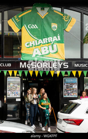 Maglia gigante della squadra di calcio gaelica gaa Kerry e tifosi femminili al bar McSorley's di Killarney, contea di Kerry, Irlanda, dal 2019 Foto Stock