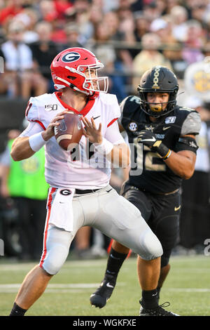 Agosto 31, 2019: Georgia quarterback Jake Fromm #11 di cadere di ritorno per passare durante il gioco tra la Georgia Bulldogs e il Vanderbilt Commodores presso lo stadio di Vanderbilt di Nashville. TN. Thomas McEwen/CSM Foto Stock