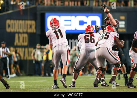 Agosto 31, 2019: Georgia quarterback jake Fromm (11) passando la palla durante il gioco tra la Georgia Bulldogs e il Vanderbilt Commodores presso lo stadio di Vanderbilt di Nashville. TN. Thomas McEwen/CSM Foto Stock