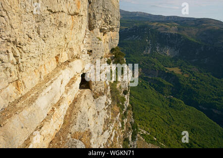 VISTA AEREA da un montante di 6 metri. Stretta sporgenza vertiginosa su una massiccia scogliera che conduce ad una fortezza inespugnabile. Gourdon, Costa Azzurra, Francia. Foto Stock