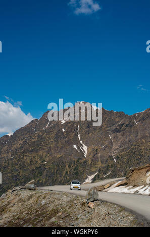 Vehical sulla strada di Rohtang pass nel giugno- Foto Stock