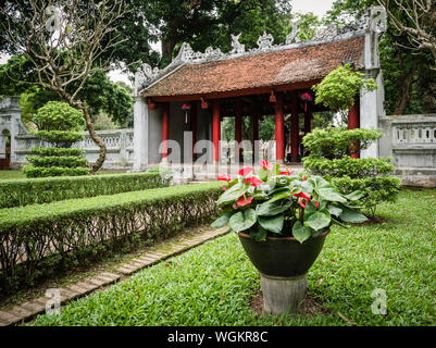 Tempio della Letteratura con fiori e alberi e porta dal primo al secondo cortile, Hanoi, Vietnam Foto Stock