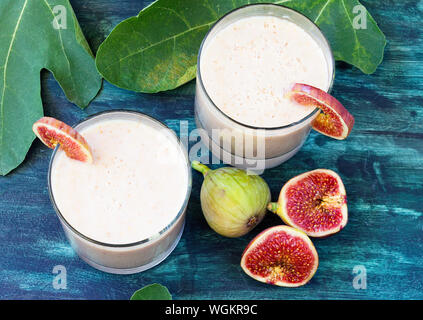 Bevanda rinfrescante a base di fichi e yogurt Foto Stock