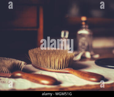 Un antico condimento Vittoriano Tabella o vanity con profumo e e spazzola per capelli Foto Stock