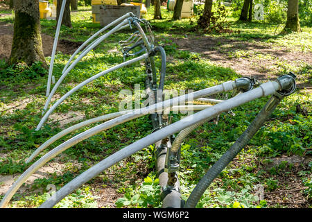 Stazione di pompaggio delle acque sotterranee. sistema di drenaggio pompe acqua al di fuori del terreno Foto Stock