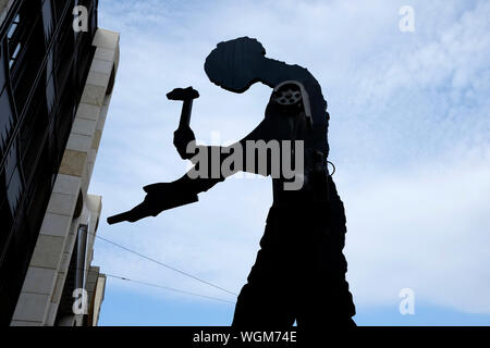 Uomo di martellatura, una gigantesca scultura dell'artista americano Jonathan Borofsky. Basel, Svizzera Foto Stock